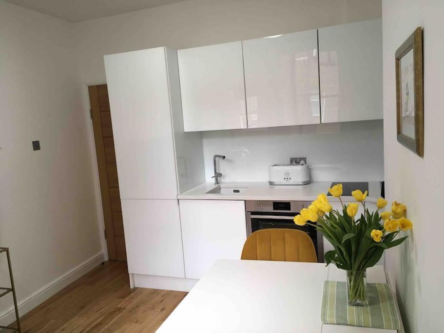 Newly Refurbished 2-Bedroom Flat In Notting Hill لندن المظهر الخارجي الصورة